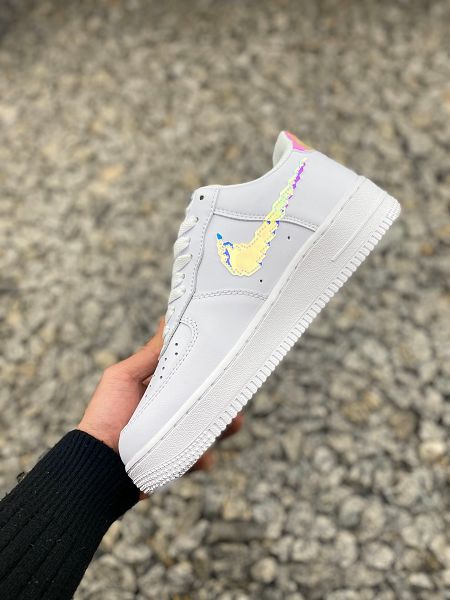 Nike Air Force 1 Low Iridescent Pixel 2021新款 彩虹像素白情侶款休閒板鞋 帶半碼