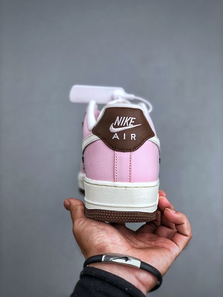 Nike AIR FORCE 1 '07 LX 2025新款男女生粉棕四小勾 空軍一號低幫休閒板鞋