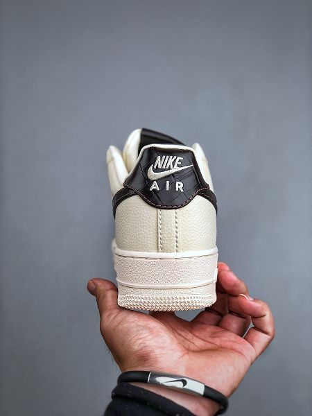 Nike AIR FORCE 1 '07 LV8 2025新款男女生米黑色 空軍一號低幫休閒板鞋